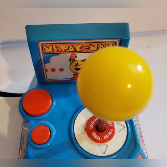 Ms. Pac-Man 5 in 1 Plug and Play 2004 Jakks Pacific TV Namco Game - Picture 4 of 7